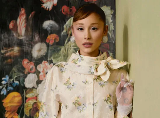 Japanese Vogue published a photo of Ariana Grande with six fingers.